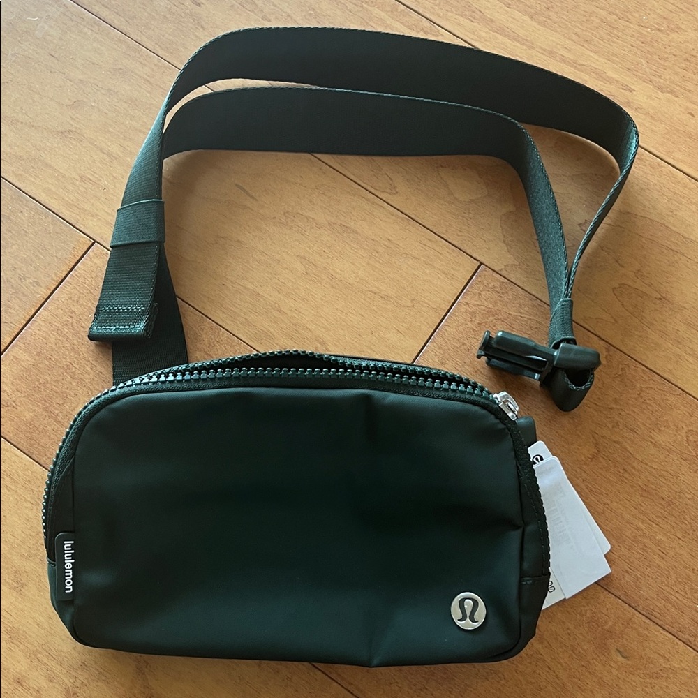 Lululemon 1L green belt bag nwt
